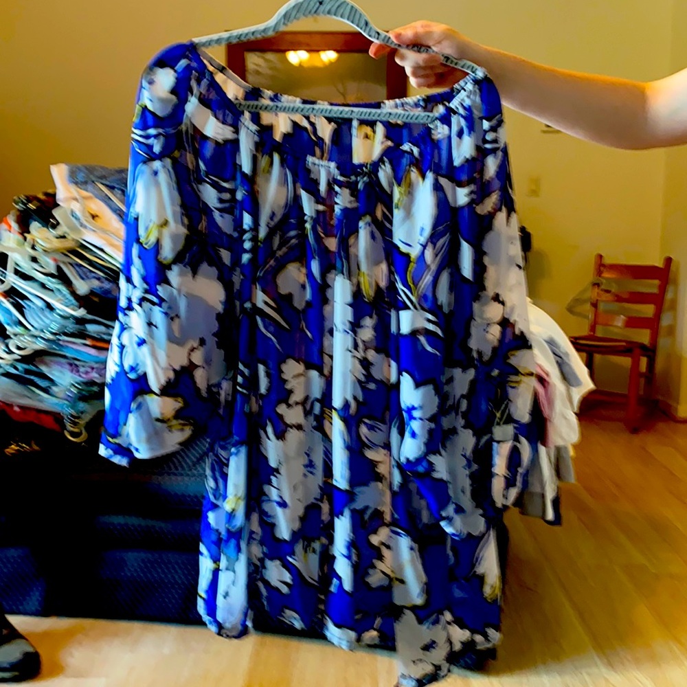 Brand new Daisy Fuentes flowy top, silky material